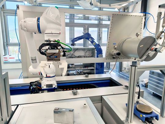 Europa ist bei Batterierohstoffen von Asien abhängig. Gleichzeitig steigt der Bedarf an Batterien für die Energiewende. Einen Ausweg aus dem Dilemma weist das direkte Recycling von LFP-Batterien, wie es am ISC in Würzburg entwickelt wurde. Hier eine Demontageeinheit bei der Arbeit ...(Bild:  Fraunhofer ISC)