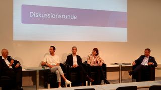 ZDK-Podiumsdiskussion auf der IAA-Mobility: (v. l.) Martin Boisseree, Nachhaltigkeitsbeauftragter bei Sternpartner, Gregory Endres, Fokus Zukunft,  Roberto Rossetti, BMW Group, Pauline Schur, NABU, und ZDK-Hauptgeschäftsführer Dr. Kurt-Christian Scheel. (Bild: Diehl – VCG)