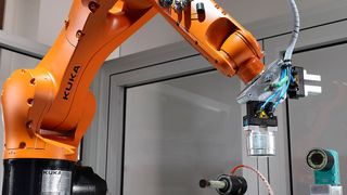 Mit ready2grip erhalten kleine und mittelständische Betriebe ein einfach zu integrierendes, vorkonfiguriertes Greiferpaket. (Kuka)