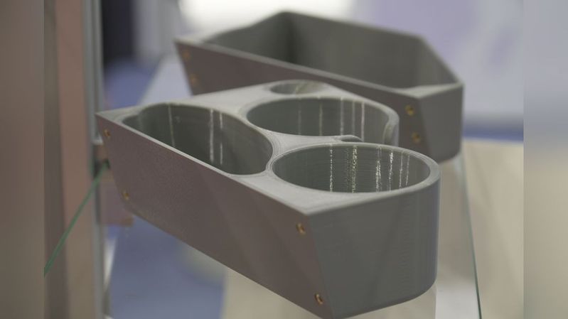 Diese 3D-gedruckten Getränkehalter und Ablagen werden in Farbe gedruckt und ohne weitere Nachbearbeitung in die Cockpits von Regionalflugzeugen eingebaut.(Bild:  Stratasys)