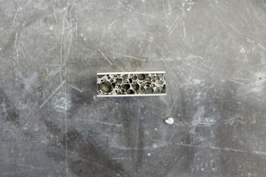 Der Magnesiumschaum hat eine homogene Porenstruktur, die ihn formbar macht.(Bild:  Hereon/Rabea Osol)