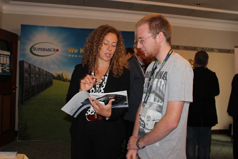 Barbara Massolin, Cool IT Systems Inc., erklärt Nikita Konstantinov, Koch Media GmbH, wie die Flüssigkeitskühlung eines Servers funktioniert. (Bild: Boston)