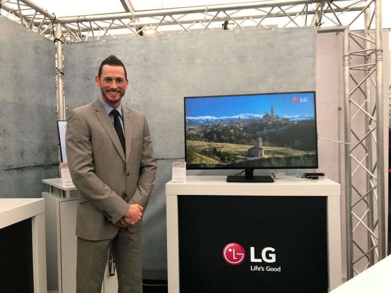 Gianmarco Ochner (LG) war total begeistert von dem erfolgreichen Messetag. (Herweck / IT-BUSINESS)