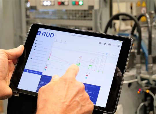 Förderanlagen mit Ketten können jetzt optimaler betrieben werden. Denn RUD hat mit seinem neuen, cloudbasierten Cockpit das passende Anlagenmonitoring geschaffen. Die Zustandsüberwachung kann vom PC, vom Tablet oder vom Smartphone aus geschehen. Förderanlagen mit Ketten können jetzt optimaler betrieben werden. Denn RUD hat mit seinem neuen, cloudbasierten Cockpit das passende Anlagenmonitoring geschaffen. Die Zustandsüberwachung kann vom PC, vom Tablet oder vom Smartphone aus geschehen.