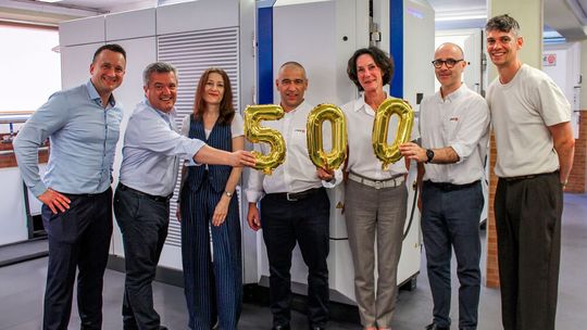 Cemecon and Palbit celebrating the handover of the 500th Cemecon coating system: Cemecon Sales Manager Europe Vitali Gutsch, Palbit CEO Dr. Jorge Pinto Ferreira, and Inka Harrand, Product Manager for Cutting Inserts at Cemecon, as well as Eng. Pedro Costa, Palbit Executive Board Member, Cemecon CMO Dr. Beate Hüttermann and Eng. Daniel Figueiredo, Executive Board Member at Palbit, as well as Cemecon Project Manager Jens Jordine (from left to right)(Source:  Cemecon)