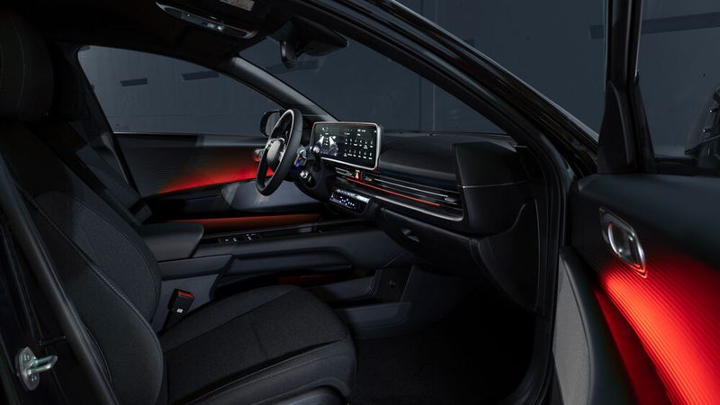 Die optionale Ambientebeleuchtung stellt sich auf Wunsch synchron zur Geschwindigkeit heller oder dunkler. (Bild: Hyundai)