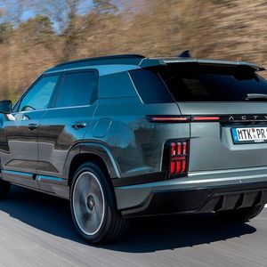 Herzstück ist das vom chinesischen Giganten BYD stammende Hybridsystem, das einen 1,5 Liter Turbobenziner mit einem Elektromotor zu einer Systemleistung von 150 kW/204 PS kombiniert.(Bild:  KGM)