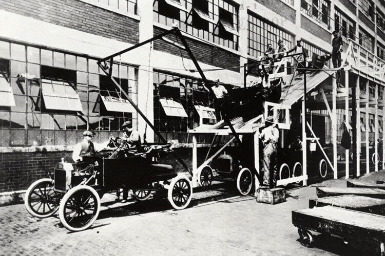 Ab dem Jahr 1908 machte Henry Ford mit seinem Model T die gesamte Welt mobil. Seine Fließbandproduktion senkte die Kosten des einzelnen Fahrzeugs auf rund vier Monatslöhne eines amerikanischen Industriearbeiters. (Foto: Ford)