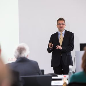Dr. Peter Terwiesch, Vorstandsvorsitzender ABB Deutschland, rückt den Mensch in den Vordergrund: "ABB erforscht das effiziente Zusammenspiel von Mensch und Technik, gerade in Leitwarten bei der Bedienung von Anlagen."