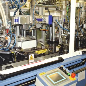 Bild 4: Durch das an das modulare Sicherheitssystem optional anreihbare Standarderweiterungsmodul für Profibus DP kann über die Anlagensteuerung eine Diagnose bis auf die Feldebene durchgeführt werden.