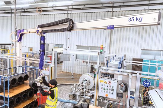 Die Schleppkette V-Chain verpackt das Schlauchpaket der Vakuum-Zufuhr und hält den Bereich unter dem Aluminium-Kranausleger frei. (Bild:  J. Schmalz GmbH)