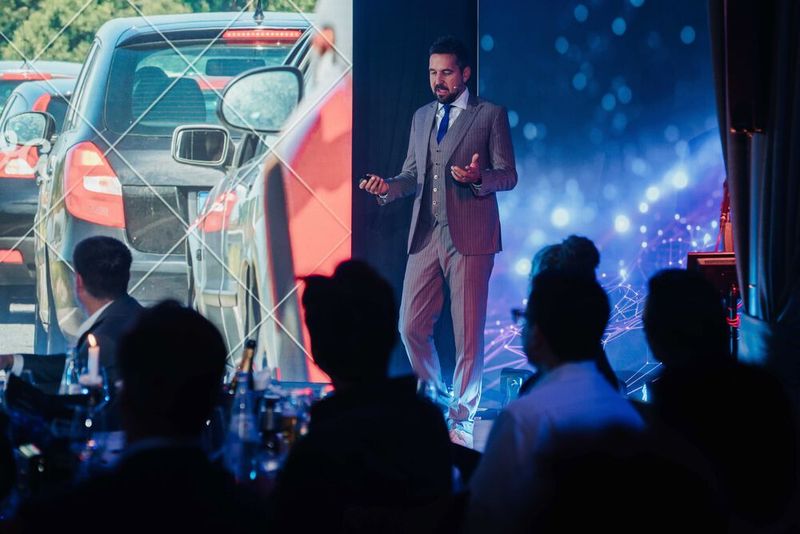 ... und dafür sorgt Ralf Schmitt von den Impulspiloten mit seiner lustigen Präsentation von über den Abend „heimlich“ geschossenen Fotos von Personal und Gästen. (Bild: Manuel Emme Fotografie)