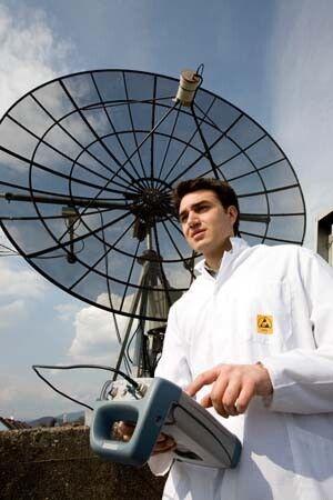 Bereits wenige Stunden nach dem Raketenstart tritt TUGSAT-1 mit der Bodenstation an der TU Graz in Kontakt. (TU Graz/Lunghammer)