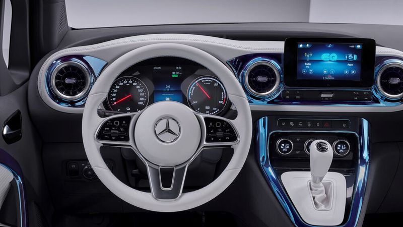 Im Interieur stechen weiße Ledersitze, weiße Ledereinsätze am Armaturenbrett und in den Türen sowie ein weißes Lederlenkrad hervor. (Bild: Mercedes)