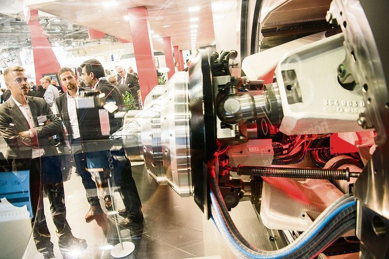 Szenen einer Messe: Hightech in Aktion und viele Fachgespräche – wie hier bei Fill in Halle 12 am Stand C71. (Roman Pawlowski)