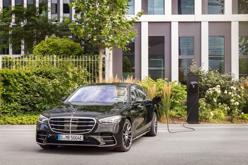 Im Jahr 2021 folgt ein Plug-in-Hybrid mit einer rein elektrischen Reichweite von rund 100 Kilometern. (Bild: Daimler)