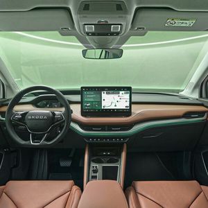 Im Innenraum wird die neue Gestaltung ebenfalls sichtbar. Und auch im Lenkrad fehlt das angestammte Logo.(Bild:  markus wendler)