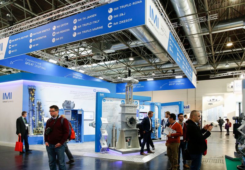 Am Stand von Imi Precision Engineering. (Messe Düsseldorf / ctillmann)