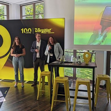Auf insgesamt drei regionalen Partnertagungen – hier am 2. September in Garbsen – stellten Vergölst-Geschäftsführerin Frauke Wieckberg (rechts) und Franchiseleiter Phillip Becker, unterstützt von Sales-Trainee Jacqueline Koch, die Strategie des Unternehmens vor. (Bild: Rosenow – VCG)