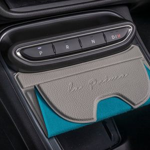 Im Mitteltunnel ist Platz für ein großes Fach, das durch eine ebenso einfache wie praktisch klappbare Segmentabdeckung geschützt wird.(Bild:  Autoren-Union Mobilität/Stellantis)