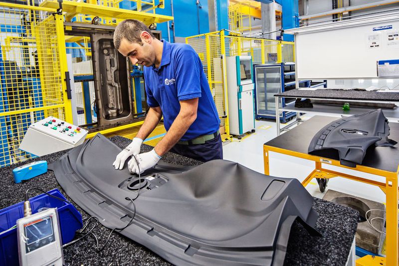 Ein Mitarbeiter prüft anschließend die hergestellten Oberflächen. (Yanfeng)