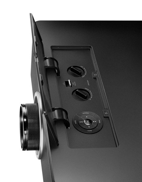 Hinter einer Klappe auf der Oberseite des W8000 sitzen die Bedienelemente für die horizontale sowie vertikale Lense-Shift-Funktion. Auch das Wechselobjektiv kann hier gelöst werden. (Benq)