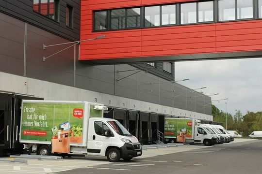 Das Food Fulfillment Center 2.0 der Rewe Group bietet 38 Warenausgangstore zur effizienten Beladung.(Quelle:  Rewe Digital)
