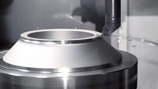 Der optional integrierbare Drehrundtisch DDT (Direct Drive Turning) erreicht Drehzahlen von bis zu 700 Umdrehungen pro Minute. Damit lassen sich in einer Aufspannung neben der simultanen 5-Achs-Bearbeitung auch Drehoperationen erledigen.  (Bild: Heller)