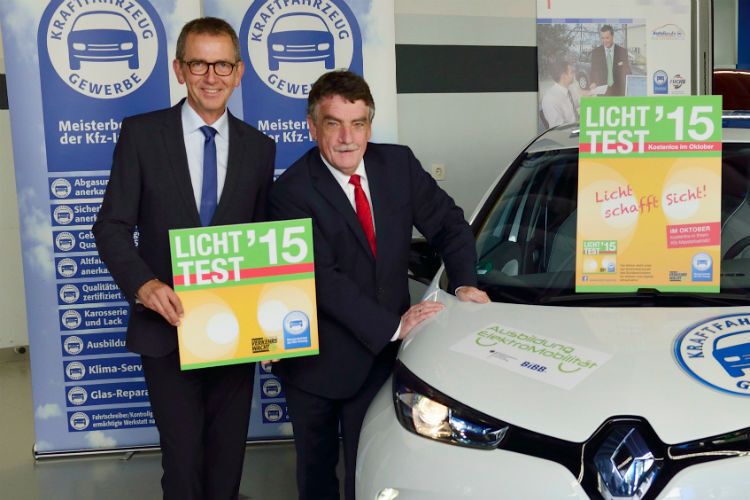 Gemeinsam für mehr Sicherheit im Verkehr: NRW-Verkehrsminister Michael Groschek (re.) und Frank Mund, Präsident Kfz-Gewerbe NRW, setzen sich für den Lichttest ein. (Foto: Landesverband)