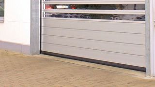 Der BMW-Vertragshändler Hubauer hat sein Werkstatttor ausgestauscht. Ein Schnelllauftor musste her, das der steten Nutzung gewachsen war und mit dem die Mitarbeiter dahinter nicht frieren. (Efaflex)