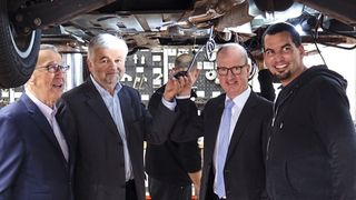 Gemeinsam für die Dieselnachrüstung: (v. li.) Dietrich Kloz (Autohaus Felix Kloz), Regierungspräsident Wolfgang Reimer, Christian Reher (Kfz-Innung Region Stuttgart) und Dr. Martin Pley. (Simon/»kfz-betrieb«)