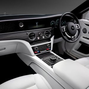 Der Innenraum zeichnet sich ebenfalls durch eine neue Schlichtheit aus; auf aufwendige Nähte oder zusätzliche Verzierungen wurde verzichtet.(Bild:  Rolls-Royce)