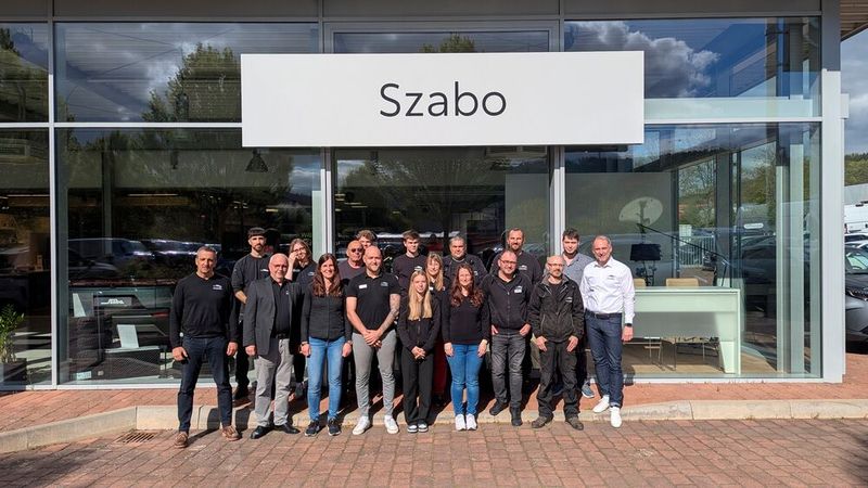 Das Team der Szabo GmbH – 31 Mitarbeiterinnen und Mitarbeiter, die das Serviceversprechen täglich mit Leben füllen. Dass viele von ihnen seit Jahren dabei sind, ist kein Zufall. (Bild: Rosenow – VCG)