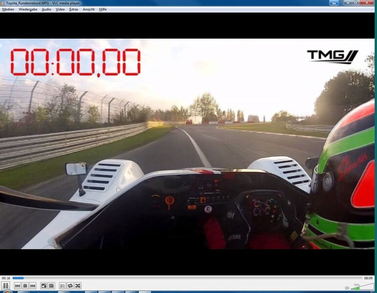 Der TMG EV P002 auf der Nürburgring-Nordschleife: mit einer Rundenzeit von 7:22,239 Minuten stellte er einen neuen Rundenrekord für Elektrofahrzeuge auf (Bild: Toyota)