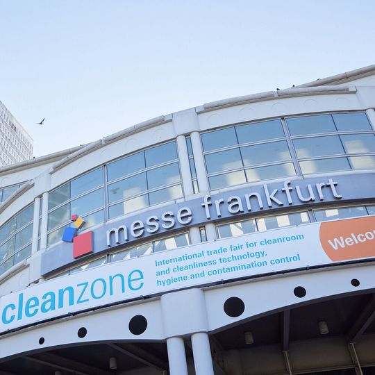 Wer sein Personal oder sich selbst für Arbeiten im Reinraum qualifizieren will, sollte am 25./26.11 die Cleanzone in Frankfurt besuchen. (Bild:  Messe Frankfurt Exhibition GmbH / Jean-Luc Valentin)