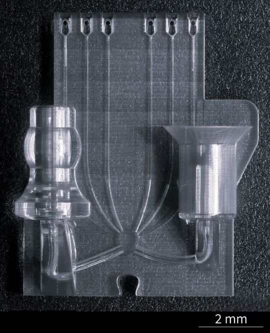 Die mikrofluidischen Chips von Fertilis haben sowohl feinste Kanäle als auch größere Strukturen, die sie mit den für den Inkubationsprozess notwendigen Schläuchen verbinden. Sie werden mit dem Nano-One-Drucker von Upnano aus dem 2PP-Harz Up-Flow hergestellt. Die mikrofluidischen Chips von Fertilis haben sowohl feinste Kanäle als auch größere Strukturen, die sie mit den für den Inkubationsprozess notwendigen Schläuchen verbinden. Sie werden mit dem Nano-One-Drucker von Upnano aus dem 2PP-Harz Up-Flow hergestellt.