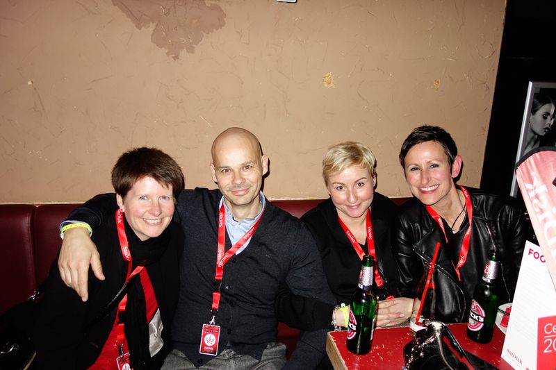 (v. l.) Anja Zimmermann, Leicke, Sven Glatter und Christine Händler, comTeam, und Karin Hernik, APC (Bild: IT-BUSINESS)