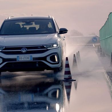 Im AvD-Reifentest schnitt der Pirelli Cinturato auf nasser Fahrbahn am besten ab – und holte sich auch den Testsieg. (Bild: AvD)