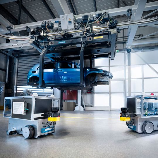 Ganz real: In einem eigenständigen 5G-Netzwerk lassen sich Industrieprodukte unter realen Bedingungen testen. Siemens stellt das Industrie-Setup zur Verfügung, unter anderem Simatic-Steuerungen und IO-Devices.(Bild:  Siemens AG)