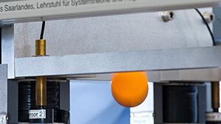 Die durch Elektromagneten in der Schwebe gehaltene Metallplatte spielt mit dem Ball „Tischtennis“. (Bild: Oliver Dietze)