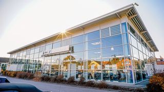 Das BMW-Autohaus Hofmann konzentriert sich auf seine Stammmarke und hat andere Fabrikate abgegeben. Warum, erklärt Geschäftsführer Florian Hofmann bei den Automotive Business Days in Würzburg.  (Bild: Hofmann)