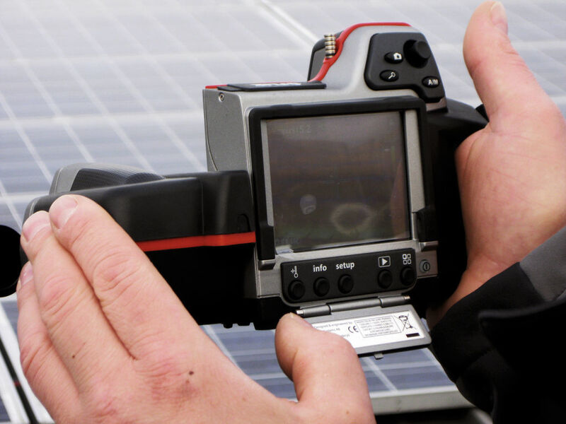 Inspektion von Solarmodulen mit einer Wärmebildkamera der T-Serie von Flir. (Flir) (Archiv: Vogel Business Media)