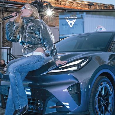 Die Weltpremiere des Cupra Raval erfolgte zeitgleich an verschiedenen Orten – in Berlin präsentierte die transgeschlechtliche Sängerin Kim Petras das Modell. (Bild: Cupra Seat Deutschland)