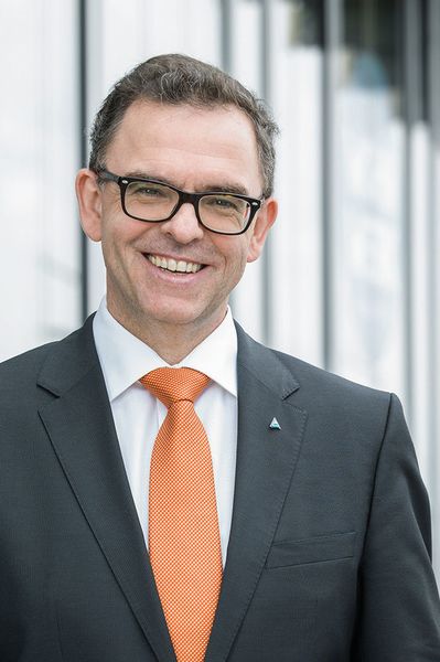 Björn Haan,Geschäftsführer im Geschäftsfeld Cyber Security, ICT & Business Solutions, TÜV Rheinland: „Die Fülle und Verfügbarkeit sensibler Informationen über Menschen und Systeme werden zwangsläufig zu einem erhöhten Anpassungsdruck für gegenwärtige Cyber Security-Strategien führen.“ (TÜV Rheinland)