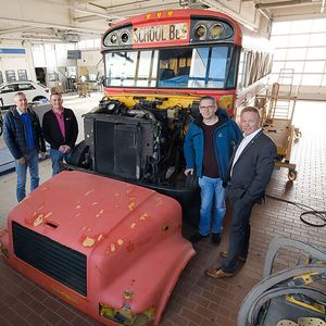 In Hameln treffen sich  (v. l.) Mark Düwel, Betriebsleiter Firma Schierling Karosserie und Lackierbetrieb; Peter Dreyer, Landesinnungsmeister vom Landesinnungsverband des Fahrzeug- und Karosserie-Handwerks; Thorsten Brändle, Technischer Leiter, und Thomas Schacht, Vorstandsmitglied Landesverband Niedersachsen-Bremen, um die Fortschritte beim Umbau des Busses zu besichtigen.  (Bild:  Holger Zietz - VCG)
