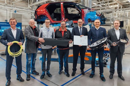 Fördergeld zum Projektstart: Wirtschaftsminister Dirk Panter (3.v.r.) brachte den positiven Bescheid mit. Von links: Thomas Edig, Geschäftsführer Personal und Organisation bei Volkswagen Sachsen, Mario Albert, Vorsitzender des Betriebsrats Fahrzeugwerk Zwickau, Danny Auerswald, Sprecher der Geschäftsführung und Geschäftsführer Technik und Logistik bei Volkswagen Sachsen, Mike Rösler, Stellvertretender Betriebsratsvorsitzender Fahrzeugwerk Zwickau, Dirk Panter, Andreas Walingen, Leiter Group Circular Economy der Volkswagen AG und Jochen Rahmfeld, Geschäftsführer Finanz und Controlling bei Volkswagen Sachsen.(Bild:  Volkswagen AG)