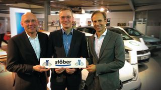 Wollen gemeinsam die Gruppe voranbringen: (v. li.) Torsten und Jörn Stöber arbeiten als Standort-Geschäftsführer weiter in der Autohausgruppe von Florian Glinicke. (Bild: Stöber)