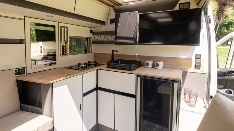 Der Cara Life ist mit einer kleinen Küche und einem TV-Gerät ausgestattet. (Bild: Knaus-Tabbert-Gruppe)