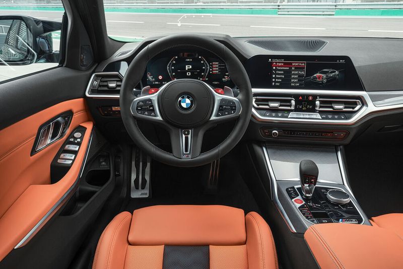 Im Cockpit steht der Fahrer im Mittelpunkt. (Bild: BMW)