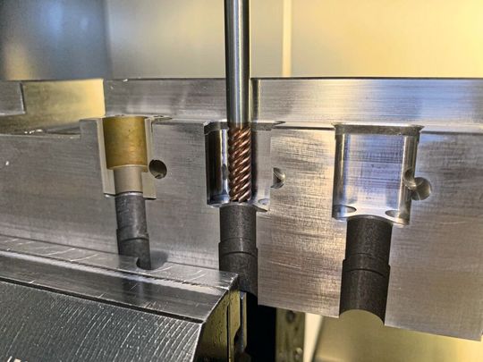 Mit dem Mapal Optimill-Hardened-Finish fräst Schülken Form Taschen für Formkerne am Schieber für ein 64-fach Werkzeug. Links im Bild ein bereits eingepasster Formkern in der Tasche. Mit dem Mapal Optimill-Hardened-Finish fräst Schülken Form Taschen für Formkerne am Schieber für ein 64-fach Werkzeug. Links im Bild ein bereits eingepasster Formkern in der Tasche.